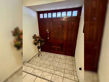 Casa ubicada en Ave principal, a pocos minutos de la playa y el aeropuerto, en venta