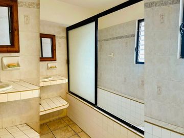 Casa ubicada en Ave principal, a pocos minutos de la playa y el aeropuerto, en venta