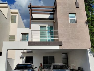 CASA EN RENTA EN RESIDENCIAL DE LA SIERRA