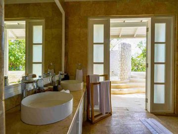 Dijual Villa Mewah di Tepi Tebing dalam Komplek Resor Uluwatu Bali
