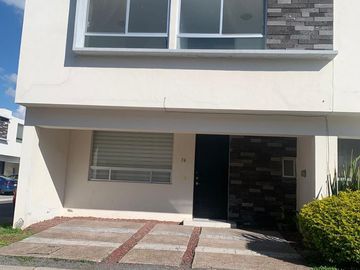 HERMOSA CASA EN RENTA  3 RECS., 2.5 BAÑOS, ESTUDIO, CALENTADOR SOLAR, MINI SPLITS