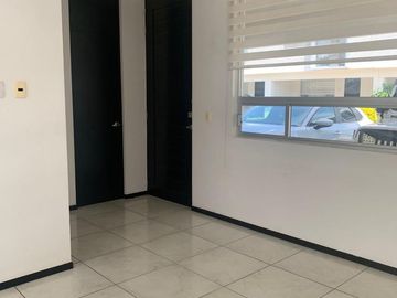 HERMOSA CASA EN RENTA  3 RECS., 2.5 BAÑOS, ESTUDIO, CALENTADOR SOLAR, MINI SPLITS