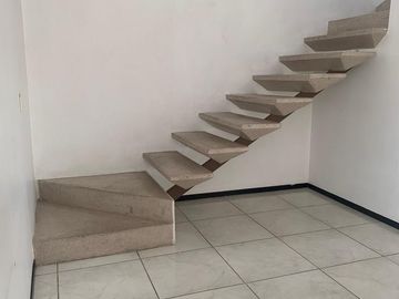 HERMOSA CASA EN RENTA  3 RECS., 2.5 BAÑOS, ESTUDIO, CALENTADOR SOLAR, MINI SPLITS