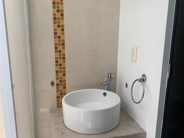HERMOSA CASA EN RENTA  3 RECS., 2.5 BAÑOS, ESTUDIO, CALENTADOR SOLAR, MINI SPLITS