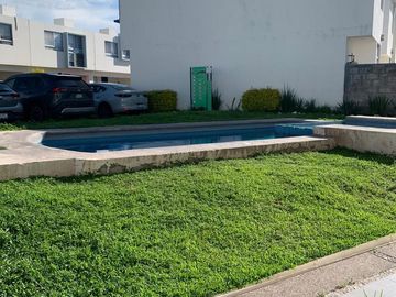 HERMOSA CASA EN RENTA  3 RECS., 2.5 BAÑOS, ESTUDIO, CALENTADOR SOLAR, MINI SPLITS