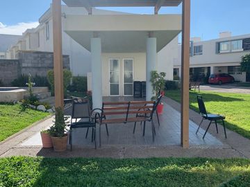 HERMOSA CASA EN RENTA  3 RECS., 2.5 BAÑOS, ESTUDIO, CALENTADOR SOLAR, MINI SPLITS