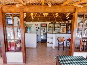 Alquiler De Exclusivo Hotel En Playa Con Piscina Y Vista Al Mar – Balneario De Punta Sal