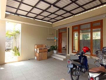 DIJUAL Rumah Terawat Tengah Kota Ada Taman Belakang dan Area Parkir Luas Siap Huni Lingkungan Tenang Akses Mudah ke Pusat Kota dan Kampus di Joyoagung