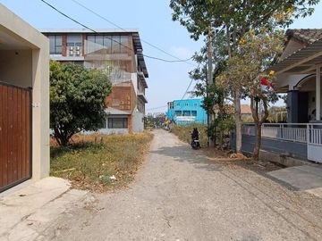 DIJUAL Rumah Terawat Tengah Kota Ada Taman Belakang dan Area Parkir Luas Siap Huni Lingkungan Tenang Akses Mudah ke Pusat Kota dan Kampus di Joyoagung