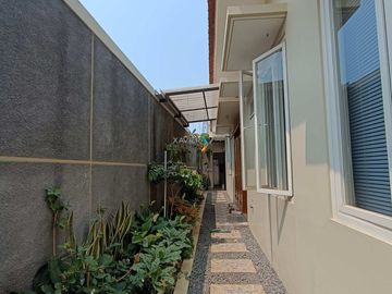 DIJUAL Rumah Terawat Tengah Kota Ada Taman Belakang dan Area Parkir Luas Siap Huni Lingkungan Tenang Akses Mudah ke Pusat Kota dan Kampus di Joyoagung