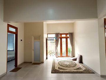DIJUAL Rumah Terawat Tengah Kota Ada Taman Belakang dan Area Parkir Luas Siap Huni Lingkungan Tenang Akses Mudah ke Pusat Kota dan Kampus di Joyoagung