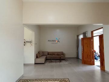DIJUAL Rumah Terawat Tengah Kota Ada Taman Belakang dan Area Parkir Luas Siap Huni Lingkungan Tenang Akses Mudah ke Pusat Kota dan Kampus di Joyoagung