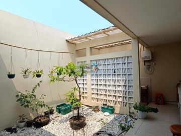DIJUAL Rumah Terawat Tengah Kota Ada Taman Belakang dan Area Parkir Luas Siap Huni Lingkungan Tenang Akses Mudah ke Pusat Kota dan Kampus di Joyoagung