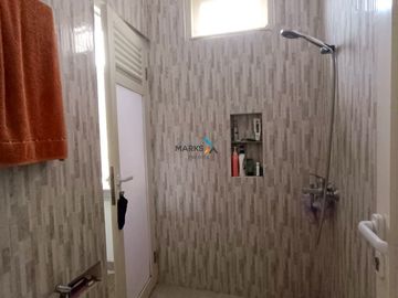 DIJUAL Rumah Terawat Tengah Kota Ada Taman Belakang dan Area Parkir Luas Siap Huni Lingkungan Tenang Akses Mudah ke Pusat Kota dan Kampus di Joyoagung