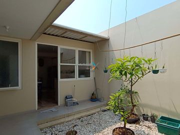 DIJUAL Rumah Terawat Tengah Kota Ada Taman Belakang dan Area Parkir Luas Siap Huni Lingkungan Tenang Akses Mudah ke Pusat Kota dan Kampus di Joyoagung