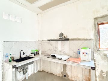 Rumah di kompleks perumahan dekat Rembiga