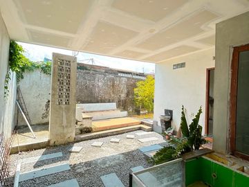 Rumah di kompleks perumahan dekat Rembiga