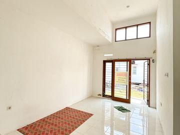 Rumah di kompleks perumahan dekat Rembiga