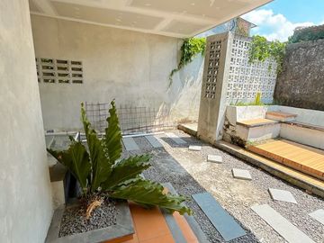 Rumah di kompleks perumahan dekat Rembiga