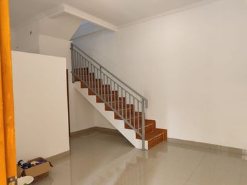 Rumah 2 Lantai Siap Huni dekat Kampus UPN Veteran di Pangkalan Jati, Cinere - Depok