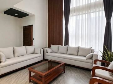 Modern and Spacious Family Home with Covered Pool for Sale!