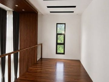 Modern and Spacious Family Home with Covered Pool for Sale!