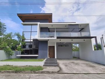 Modern and Spacious Family Home with Covered Pool for Sale!