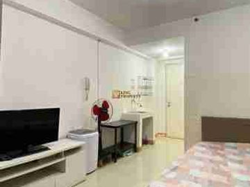 Disewakan Studio Green Bay Pluit Bayview Modern Minimalist with Warm Wood Interior Pool View Walk to Baywalk Mall