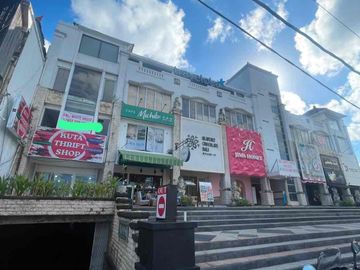 di sewakan ruko 2 lantai dan lantai 3 lokasi Dewi Sri kawasan ramai