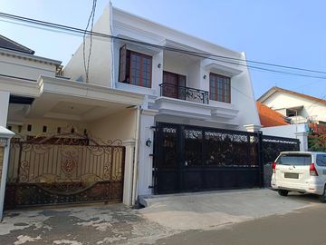 Rumah Pondok Bambu Apus 2.5 Lantai, LT 200 m2,  Lux, Jalan Boulevard 3 Mobil