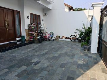 Rumah Pondok Bambu Apus 2.5 Lantai, LT 200 m2,  Lux, Jalan Boulevard 3 Mobil
