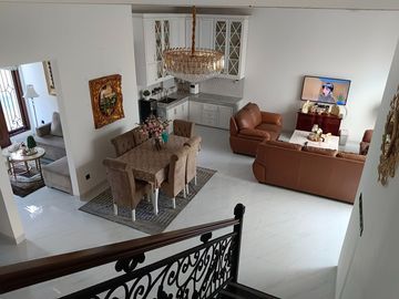 Rumah Pondok Bambu Apus 2.5 Lantai, LT 200 m2,  Lux, Jalan Boulevard 3 Mobil