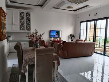 Rumah Pondok Bambu Apus 2.5 Lantai, LT 200 m2,  Lux, Jalan Boulevard 3 Mobil