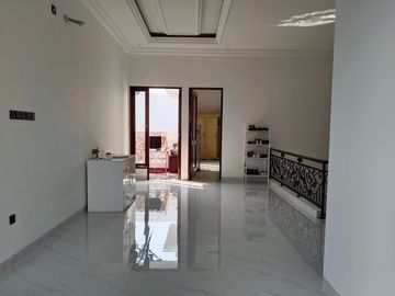 Rumah Pondok Bambu Apus 2.5 Lantai, LT 200 m2,  Lux, Jalan Boulevard 3 Mobil