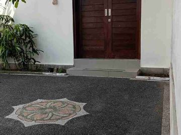 RUMAH 2 LANTAI, 3 KAMAR, FURNISH DEKAT LP KEROBOKAN DAN PETITENGET