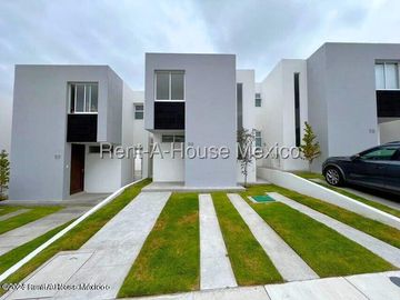 Casa en Renta en Zibatá, 2 rec, 2.5 baños, estudio, jardín privado, 2 niveles, alberca, arenero, área infantil, asadores, salón de eventos