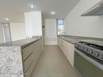 Casa en Renta en Zibatá, 2 rec, 2.5 baños, estudio, jardín privado, 2 niveles, alberca, arenero, área infantil, asadores, salón de eventos