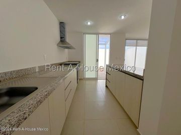 Casa en Renta en Zibatá, 2 rec, 2.5 baños, estudio, jardín privado, 2 niveles, alberca, arenero, área infantil, asadores, salón de eventos