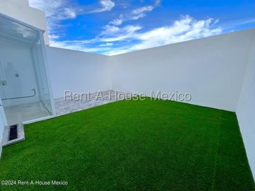 Casa en Renta en Zibatá, 2 rec, 2.5 baños, estudio, jardín privado, 2 niveles, alberca, arenero, área infantil, asadores, salón de eventos