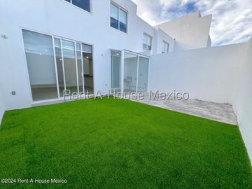 Casa en Renta en Zibatá, 2 rec, 2.5 baños, estudio, jardín privado, 2 niveles, alberca, arenero, área infantil, asadores, salón de eventos