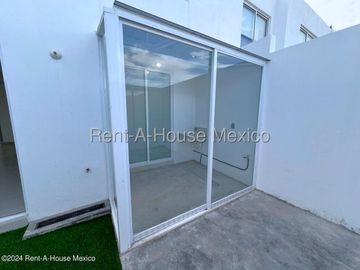 Casa en Renta en Zibatá, 2 rec, 2.5 baños, estudio, jardín privado, 2 niveles, alberca, arenero, área infantil, asadores, salón de eventos