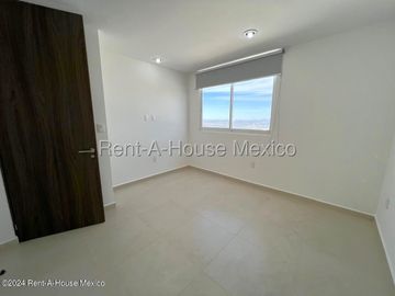 Casa en Renta en Zibatá, 2 rec, 2.5 baños, estudio, jardín privado, 2 niveles, alberca, arenero, área infantil, asadores, salón de eventos