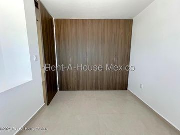 Casa en Renta en Zibatá, 2 rec, 2.5 baños, estudio, jardín privado, 2 niveles, alberca, arenero, área infantil, asadores, salón de eventos