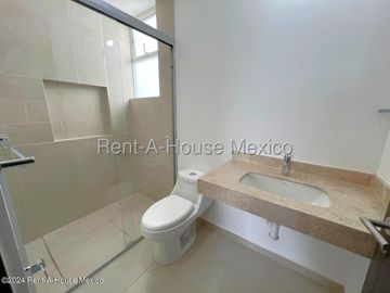 Casa en Renta en Zibatá, 2 rec, 2.5 baños, estudio, jardín privado, 2 niveles, alberca, arenero, área infantil, asadores, salón de eventos