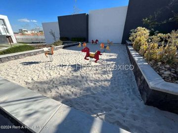 Casa en Renta en Zibatá, 2 rec, 2.5 baños, estudio, jardín privado, 2 niveles, alberca, arenero, área infantil, asadores, salón de eventos