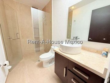Renta Departamento en Juriquilla, Oportunidad, 152m2, jardín privado, 2 recámaras, 2.5 baños, Alberca, Jardines, Juegos, Gimnasio, Ubicación