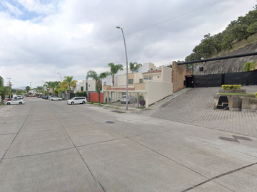 ¡Exclusividad y Confort en Ciudad Bugambilias!Residencia Moderna con Amplios Espacios en Zapopan.