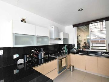 ¡Exclusividad y Confort en Ciudad Bugambilias!Residencia Moderna con Amplios Espacios en Zapopan.