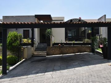 ¡Exclusividad y Confort en Ciudad Bugambilias!Residencia Moderna con Amplios Espacios en Zapopan.