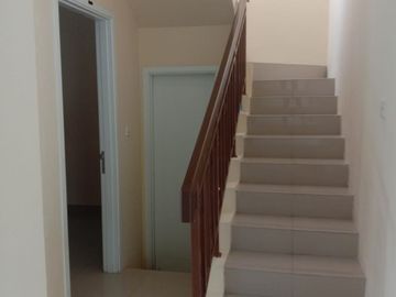Disewakan rumah murah 2 lantai di Cluster La Seine Jakarta Garden City Jakarta Timur siap huni minimalis modern